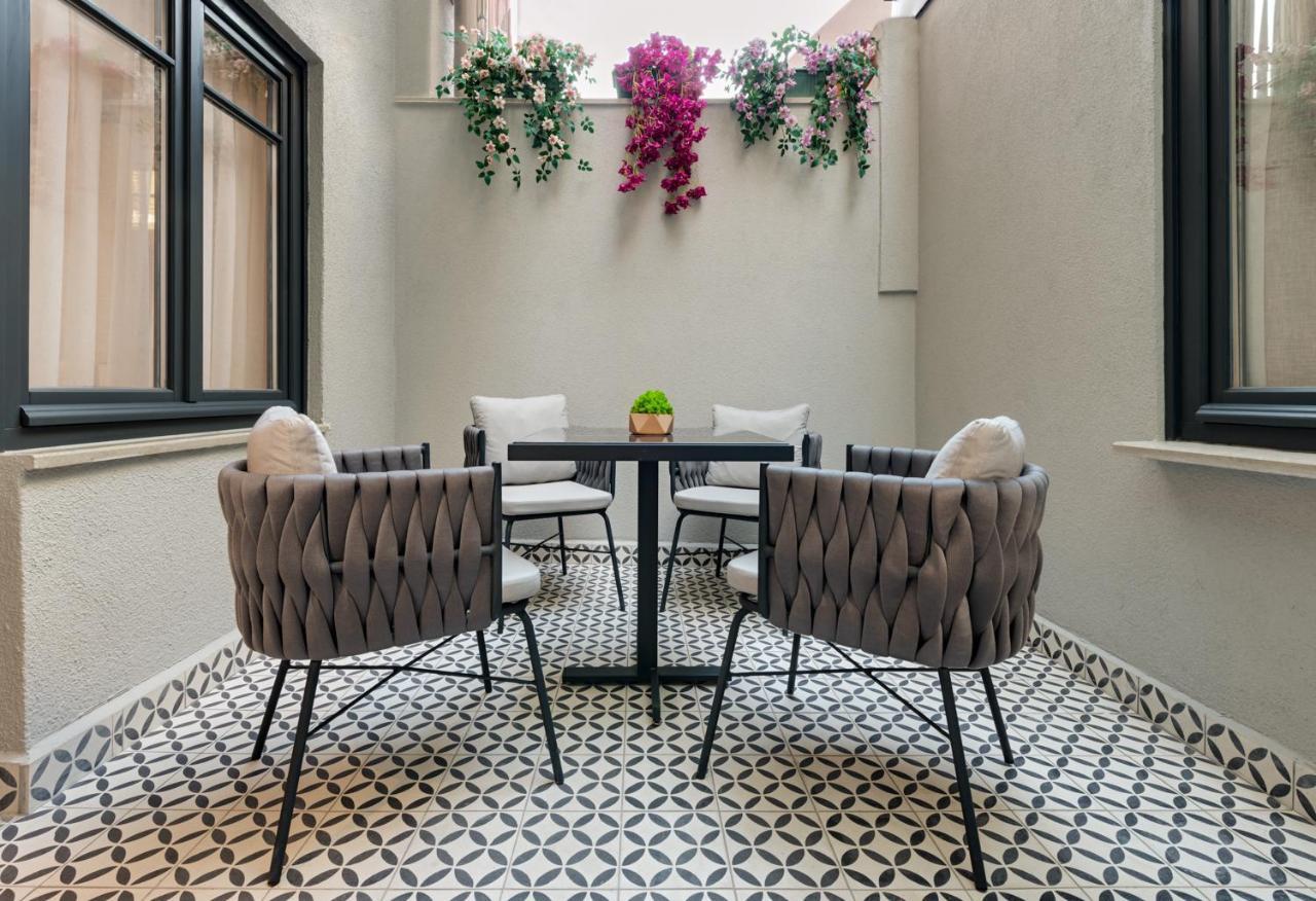 Gleam Collection Hotel اسطنبول المظهر الخارجي الصورة A balcony in a house
