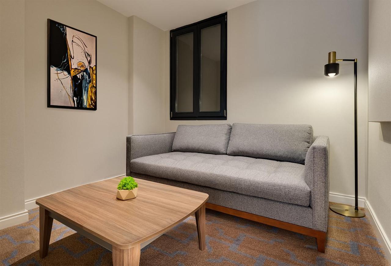Gleam Collection Hotel اسطنبول المظهر الخارجي الصورة A living room with a sofa