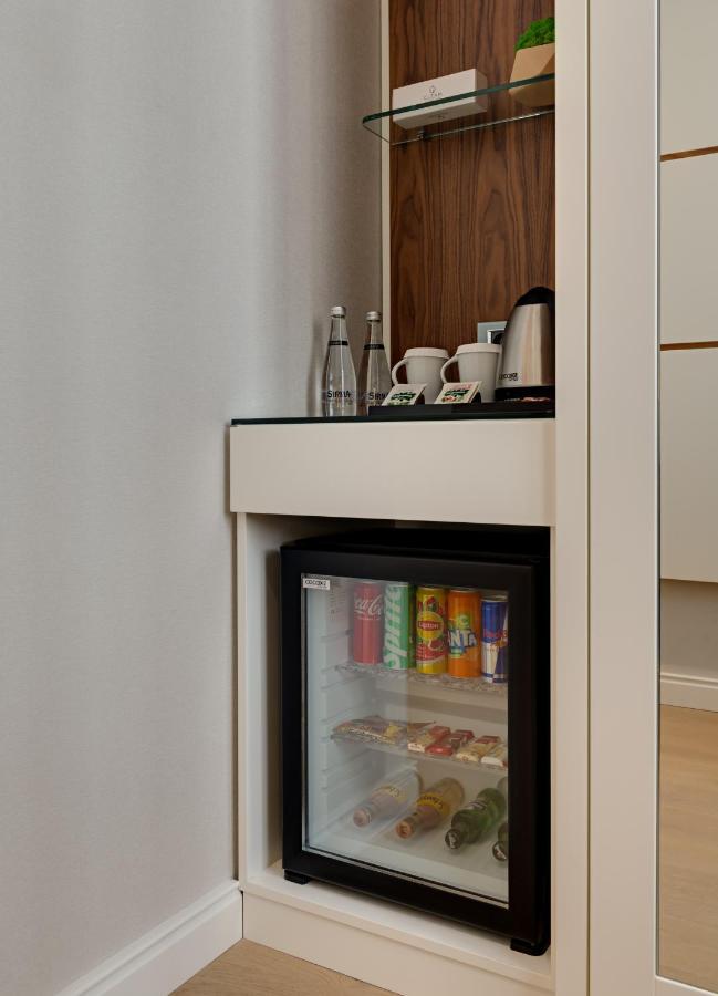 Gleam Collection Hotel اسطنبول المظهر الخارجي الصورة A mini-bar in a hotel room